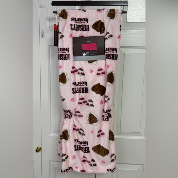 Hershey’s Extra Creamy Hearts Pink Plush Throw Blanket - Picture 3 of 4